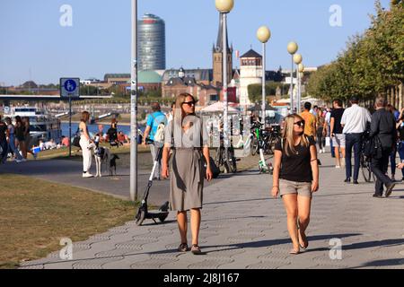 DÜSSELDORF, DEUTSCHLAND - 19. SEPTEMBER 2020: Menschen besuchen Rheinufer in Düsseldorf, Deutschland. Düsseldorf ist die 7. Größte Stadt Deutschlands Stockfoto
