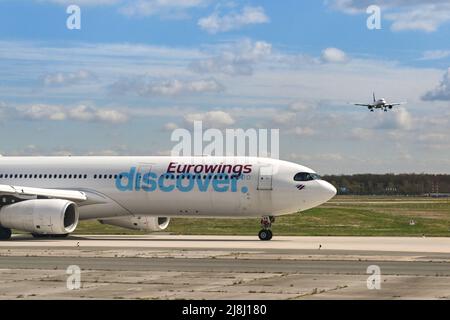 Frankfurt, Deutschland - April 2022: Der Passagierjet Airbus A330 der deutschen Fluggesellschaft Eurowings wartet auf die Landung eines Flugzeugs. Stockfoto