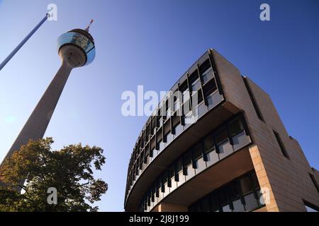 DÜSSELDORF, DEUTSCHLAND - 19. SEPTEMBER 2020: Rheinturm und Landtag Nordrhein-Westfalen in Düsseldorf, Deutschland. Landt Stockfoto