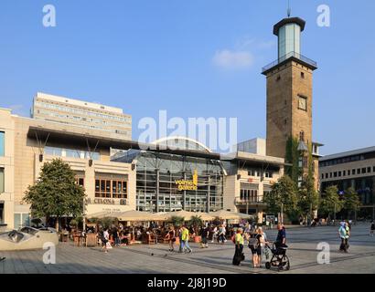 HAGEN, DEUTSCHLAND - 16. SEPTEMBER 2020: Menschen besuchen den Friedrich-Ebert-Platz in Hagen. Hagen ist die 16. Größte Stadt in Nordrhein-Westfalen Stockfoto