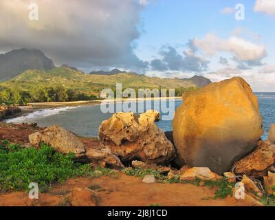 Blick auf Gillin's Beach und Ezra's Beach vom Ende des Maha'ulepu Heritage Trail in der Nähe von Punahoa Point Stockfoto