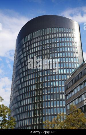 DORTMUND, DEUTSCHLAND - 16. SEPTEMBER 2020: RWE Tower abgerundeter Wolkenkratzer in Dortmund. Das Bürogebäude wird von der RWE Group (Energiewirtschaft) genutzt. Stockfoto