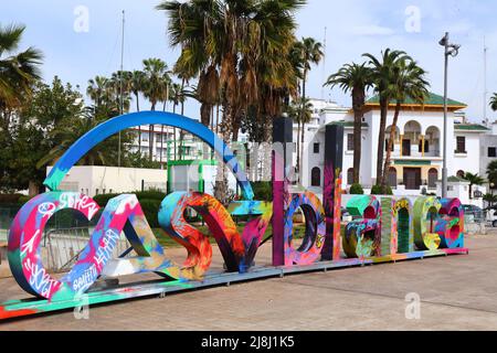 CASCA, MAROKKO - 22. FEBRUAR 2022: Schild am Mohammed V Platz in der Innenstadt von Casca, Marokko. Casca ist die größte Stadt Marokkos. Stockfoto