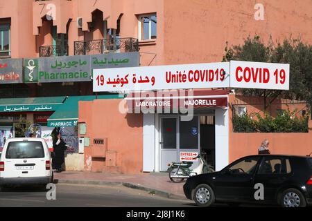 MARRAKESCH, MAROKKO - 21. FEBRUAR 2022: Menschen gehen im medizinischen Labor für Covid-19-Tests im Gueliz-Bezirk der Stadt Marrakesch, Marokko. Stockfoto