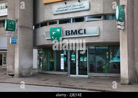 CASCA, MAROKKO - 22. FEBRUAR 2022: BMCI-Bankfiliale in der Innenstadt von Casca, Marokko. BMCI gehört der französischen Finanzgruppe BNP Paribas. Stockfoto