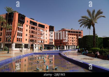 MARRAKESCH, MAROKKO - 21. FEBRUAR 2022: Besucher besuchen den Jardin 16 Novembre Platz im Stadtteil Gueliz der Stadt Marrakesch, Marokko. Stockfoto