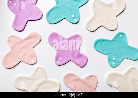 Umweltfreundliche wiederverwendbare Stoff Damenpads. Set von bunten hellen wiederverwendbaren Menstruationskissen. Zero Waste Frau Perioden Konzept Draufsicht mit Kopierraum. Stockfoto