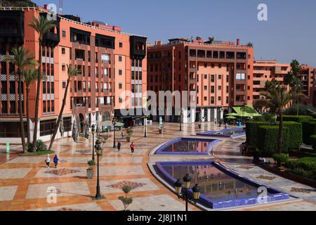 MARRAKESCH, MAROKKO - 21. FEBRUAR 2022: Besucher besuchen den Jardin 16 Novembre Platz im Stadtteil Gueliz der Stadt Marrakesch, Marokko. Stockfoto