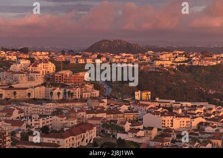 Überblick über das Dorf Nazare während der Sonnenuntergangszeit in Portugal Stockfoto