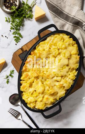 Kartoffelgratin, französische Küche. Gesunder Auflauf oder Gratin mit Creme, Gratin Dauphinois auf einem grauen Steintisch. Draufsicht flach liegend. Stockfoto