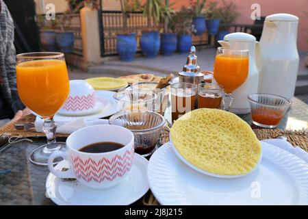 Marokkanisches Hotelfrühstück mit traditionellen Baghrir-Grieß-Pfannkuchen. Marokkanisches Essen. Stockfoto