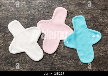 Umweltfreundliche wiederverwendbare Stoff Damenpads. Set von bunten hellen wiederverwendbaren Menstruationskissen. Zero Waste Frau Perioden Konzept Draufsicht mit Kopierraum. Stockfoto