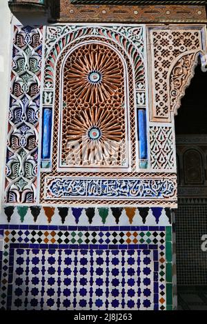 Wahrzeichen der Stadt Marrakesch in Marokko. Florale Ornamente aus dem Bahia Palace. Stockfoto
