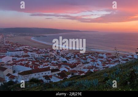 Überblick über das Dorf Nazare während der Sonnenuntergangszeit in Portugal Stockfoto