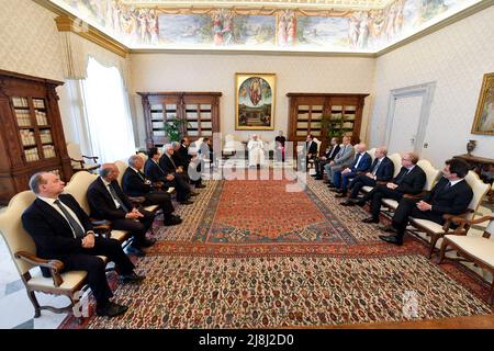 Vatikan, Vatikan. 16.. Mai 2022. Italien, Rom, Vatikan, 13/05/16.Papst Franziskus empfängt in Audienz die Rektoren der Universitäten von Latium auf dem Vatikan-Foto von Vatican Media/Catholic Press Photo. BESCHRÄNKT AUF REDAKTIONELLE VERWENDUNG - KEIN MARKETING - KEINE WERBEKAMPAGNEN Kredit: Unabhängige Fotoagentur/Alamy Live News Stockfoto