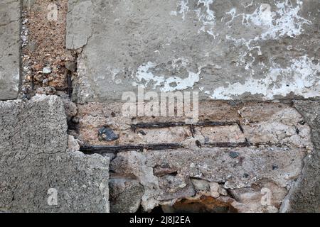 Abplatzungsschäden in Stahlbeton bei feuchter salzhaltiger Meeresluft. Problem in der Karibik und Florida: Rost kann Betonschäden zurückhalten. Stockfoto