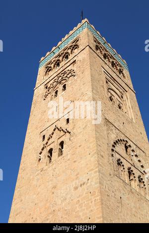 Wahrzeichen der Stadt Marrakesch in Marokko. Minarettturm der Koutoubia-Moschee. Stockfoto