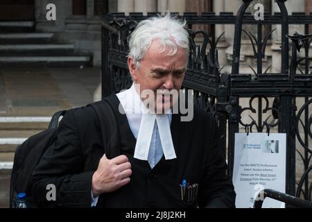 London, Großbritannien. 16.. Mai 2022. Hugh Tomlinson QC, Repräsentant von Rebekah Vardy, verlässt die Royal Courts of Justice nach dem fünften Tag des hochkarätigen Prozesses namens „Wagatha Christie“, bei dem Rebekah Vardy Coleen Rooney wegen Verleumdung verklagt, nachdem er öffentlich beschuldigt wurde, der Presse private Geschichten überlaufen zu haben. Quelle: Wiktor Szymanowicz/Alamy Live News Stockfoto