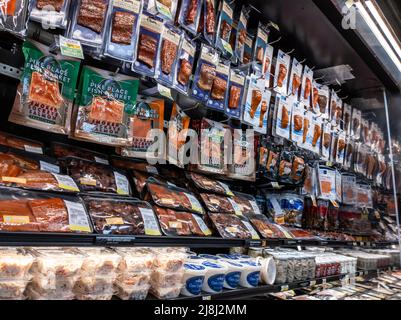 Woodinville, WA USA - ca. Mai 2022: Schräge Ansicht von Meeresfrüchten zum Verkauf in einem Haggen Northwest Fresh Lebensmittelgeschäft. Stockfoto