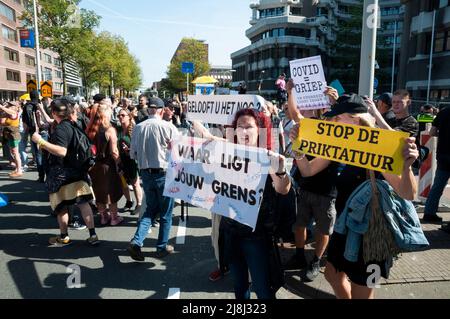 09-07-2021 Den Haag, Niederlande. Coronavirus-Skeptiker und Vaxxer protestieren gegen kovide Maßnahmen und Impfungen Stockfoto