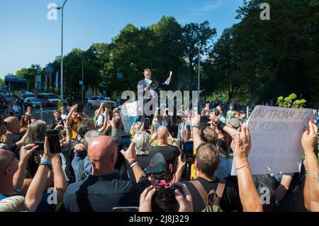 09-07-2021 Den Haag, Niederlande. Coronavirus-Skeptiker und Vaxxer protestieren gegen kovide Maßnahmen und Impfungen Stockfoto