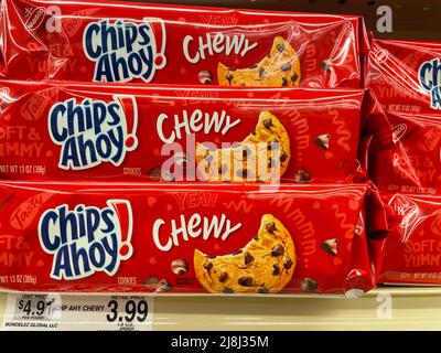 Grovetown, GA USA - 04 15 22: Ladengeschäft Cookies Chips Ahoy kauen und Preis-Tag Stockfoto