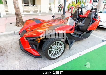 Miami Beach, Florida USA - 15. April 2021: Rote polaris-Schleuder, Eckansicht. Stockfoto