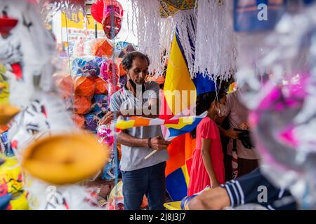 Colombo, Sri Lanka. 14.. Mai 2022. (5/14/2022) Ein Straßenhändler sortiert Laternen, um sie vor dem Vesak-Fest zu verkaufen.auch srilankische Buddhisten bereiten sich darauf vor, Vesak zu feiern, der an die Geburt Buddhas, seine Erlangung der Erleuchtung und sein Vergehen am Vollmondtag, der am 15.. Mai 2022 in Colombo Sri Lanka fällt, erinnert. (Foto von Vimukthy Embldeniya/Pacific Press/Sipa USA) Quelle: SIPA USA/Alamy Live News Stockfoto