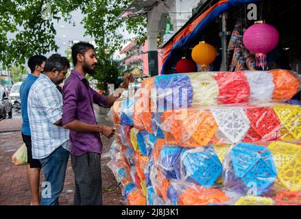 Colombo, Sri Lanka. 14.. Mai 2022. (5/14/2022) Ein Straßenhändler sortiert Laternen, um sie vor dem Vesak-Fest zu verkaufen.auch srilankische Buddhisten bereiten sich darauf vor, Vesak zu feiern, der an die Geburt Buddhas, seine Erlangung der Erleuchtung und sein Vergehen am Vollmondtag, der am 15.. Mai in Colombo, Sri Lanka, stattfindet. (Foto von Vimukthy Embldeniya/Pacific Press/Sipa USA) Quelle: SIPA USA/Alamy Live News Stockfoto