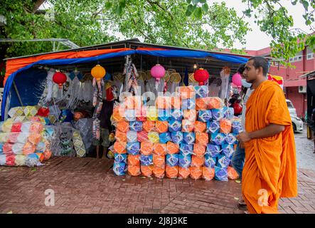 Colombo, Sri Lanka. 14.. Mai 2022. (5/14/2022) Ein Straßenhändler sortiert Laternen, um sie vor dem Vesak-Fest zu verkaufen.auch srilankische Buddhisten bereiten sich darauf vor, Vesak zu feiern, der an die Geburt Buddhas, seine Erlangung der Erleuchtung und sein Vergehen am Vollmondtag, der am 15.. Mai 2022 in Colombo Sri Lanka fällt, erinnert. (Foto von Vimukthy Embldeniya/Pacific Press/Sipa USA) Quelle: SIPA USA/Alamy Live News Stockfoto