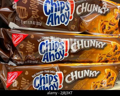 Grovetown, GA USA - 04 15 22: Ladengeschäft Cookies Chips Ahoy Brocken Seitenansicht Stockfoto