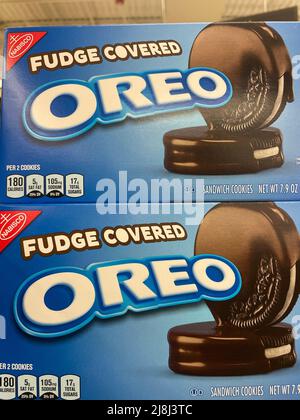 Grovetown, GA USA - 04 15 22: Ladengeschäft Cookies OREO Fudge bedeckt Stockfoto