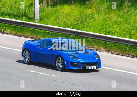 2016 blauer LOTUS EVORA 24V V6 3456cc Benziner Performance Supersportwagen; ein federleichtes Sportcoupé auf der Autobahn M6, Großbritannien Stockfoto