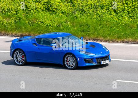 2016 blauer LOTUS EVORA 24V V6 3456cc Benziner Performance Supersportwagen; ein federleichtes Sportcoupé auf der Autobahn M6, Großbritannien Stockfoto