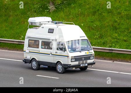 1990 90s Neunziger pastellweiß VW Volkswagen Westfalia Florida 2383cc Diesel Wohnwagen, Wohnmobile, Pop Top Caddy, Transporter, Wohnmobile, kombi, Kombi, Wohnmobil, Wohnmobil-Umbau, Vee Dub, Umbauten, Mikrobus, Bus, Wohnmobile, VW-Transporter auf der Autobahn M61, Manchester, Großbritannien Stockfoto