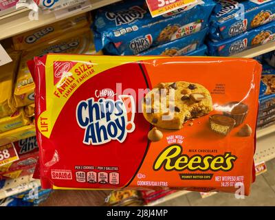 Grovetown, GA USA - 04 15 22: Ladengeschäft Cookies Hand Holding Chips Ahoy Reeses Stockfoto