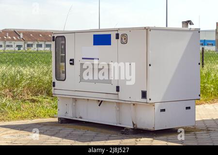 Stand By Electrical Power Generator Hinter Dem Industriegebäude Stockfoto