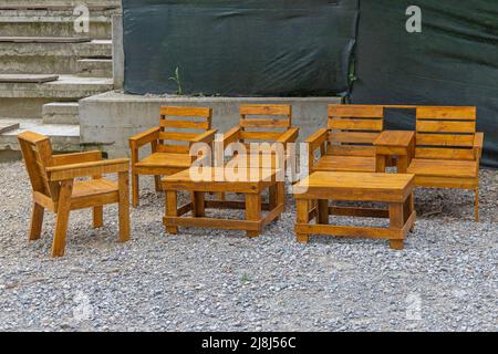 Gartenmöbel Aus Altem Cargo-Paletten Holz Stockfoto