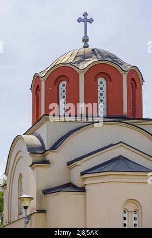 Kirche Kuppelkreuz nach oben Heiliger König Stefan von Decani in Zemun Stockfoto