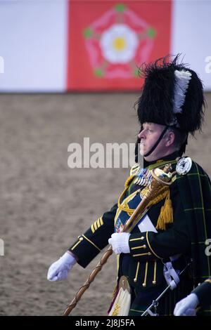 Windsor, Großbritannien. 15.. Mai 2022. Massierte Rohre und Trommeln. Die Gäste waren begeistert, als sie die Platin-Jubiläumsfeier an diesem Abend auf dem privaten Gelände von Windsor Castle beobachten. 1.300 Darsteller aus dem gesamten Commonwealth und der ganzen Welt nahmen an der spektakulären Gallop Teil, um die 70-jährige Geschichte Ihrer Majestät der Königin zu feiern. Quelle: Maureen McLean/Alamy Live News Stockfoto
