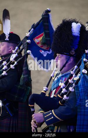 Windsor, Großbritannien. 15.. Mai 2022. Massierte Rohre und Trommeln. Die Gäste waren begeistert, als sie die Platin-Jubiläumsfeier an diesem Abend auf dem privaten Gelände von Windsor Castle beobachten. 1.300 Darsteller aus dem gesamten Commonwealth und der ganzen Welt nahmen an der spektakulären Gallop Teil, um die 70-jährige Geschichte Ihrer Majestät der Königin zu feiern. Quelle: Maureen McLean/Alamy Live News Stockfoto