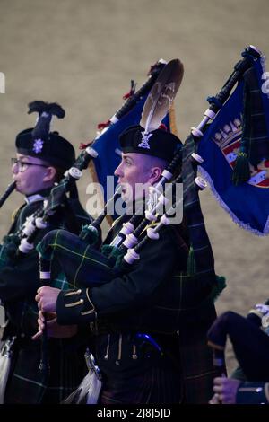 Windsor, Großbritannien. 15.. Mai 2022. Massierte Rohre und Trommeln. Die Gäste waren begeistert, als sie die Platin-Jubiläumsfeier an diesem Abend auf dem privaten Gelände von Windsor Castle beobachten. 1.300 Darsteller aus dem gesamten Commonwealth und der ganzen Welt nahmen an der spektakulären Gallop Teil, um die 70-jährige Geschichte Ihrer Majestät der Königin zu feiern. Quelle: Maureen McLean/Alamy Live News Stockfoto