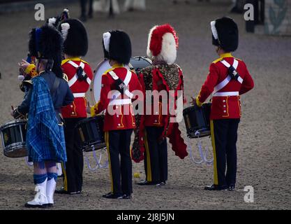 Windsor, Großbritannien. 15.. Mai 2022. Massierte Rohre und Trommeln. Die Gäste waren begeistert, als sie die Platin-Jubiläumsfeier an diesem Abend auf dem privaten Gelände von Windsor Castle beobachten. 1.300 Darsteller aus dem gesamten Commonwealth und der ganzen Welt nahmen an der spektakulären Gallop Teil, um die 70-jährige Geschichte Ihrer Majestät der Königin zu feiern. Quelle: Maureen McLean/Alamy Live News Stockfoto