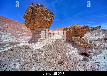 Ausgewogener Felsblock unter den Klippen von Pintado Point im Petrified Forest National Park Arizona. Stockfoto