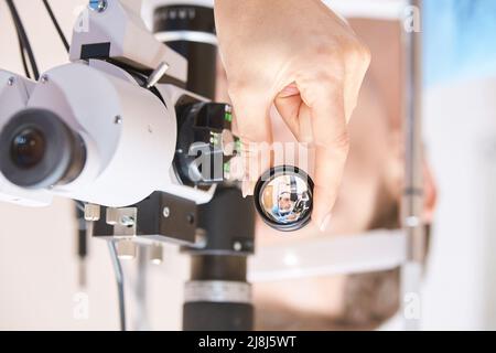 Augenarzt, medizinischer Patient. Augenklinik Behandlung. Optikausrüstung des Krankenhauses. Wahl Sehschmerz Augentrop. Konjunktivitis Diagnose Arzt. optometrie Allergie Schmerzen Stockfoto