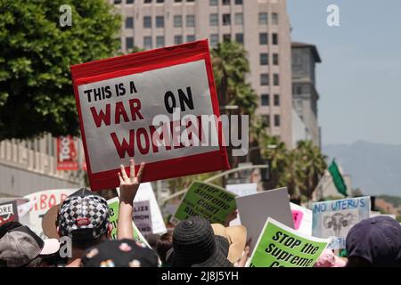 Los Angeles, CA / USA - 14. Mai 2022: Ein Schild mit der Aufschrift „DIES IST Ein KRIEG GEGEN FRAUEN“ wird während des „Day of Action“-marsches in L.A. gezeigt Stockfoto