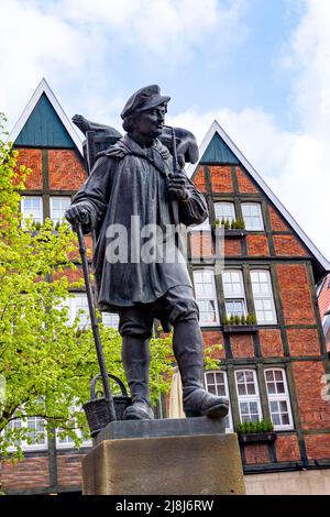 Statue von Kiepenkerl im Münster vor alten traditionellen Fachwerkhäusern, Deutschland Stockfoto