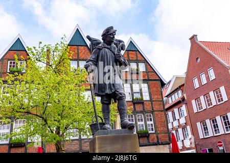 Statue von Kiepenkerl im Münster vor alten traditionellen Fachwerkhäusern, Deutschland Stockfoto