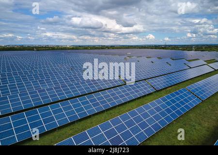 Luftaufnahme eines großen nachhaltigen Elektrokraftwerks mit vielen Reihen von Photovoltaik-Solarzellen zur Erzeugung sauberer elektrischer Energie. Erneuerbar Stockfoto