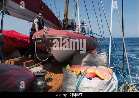 Catanzaro, Catanzaro, Spanien. 16.. Mai 2022. Ein Seemann, der während der Vorbereitung des rhib gesehen wurde. Retter an Bord des Astral-Segelbootes der spanischen NGO Open Arms bereiten sich auf das Fahren eines rhib vor, während ihrer Mission im Mittelmeerraum. (Bild: © Valeria Ferraro/ZUMA Press Wire) Stockfoto